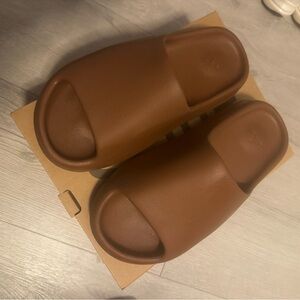 Yeezy Slides Sz 7 - Brown